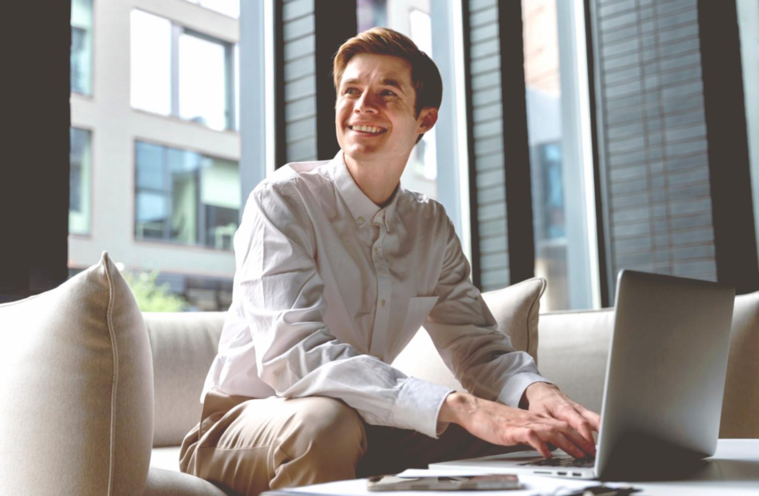 Session de webinaire interactive avec participants engagés dans une discussion sur la psychologie budgétaire