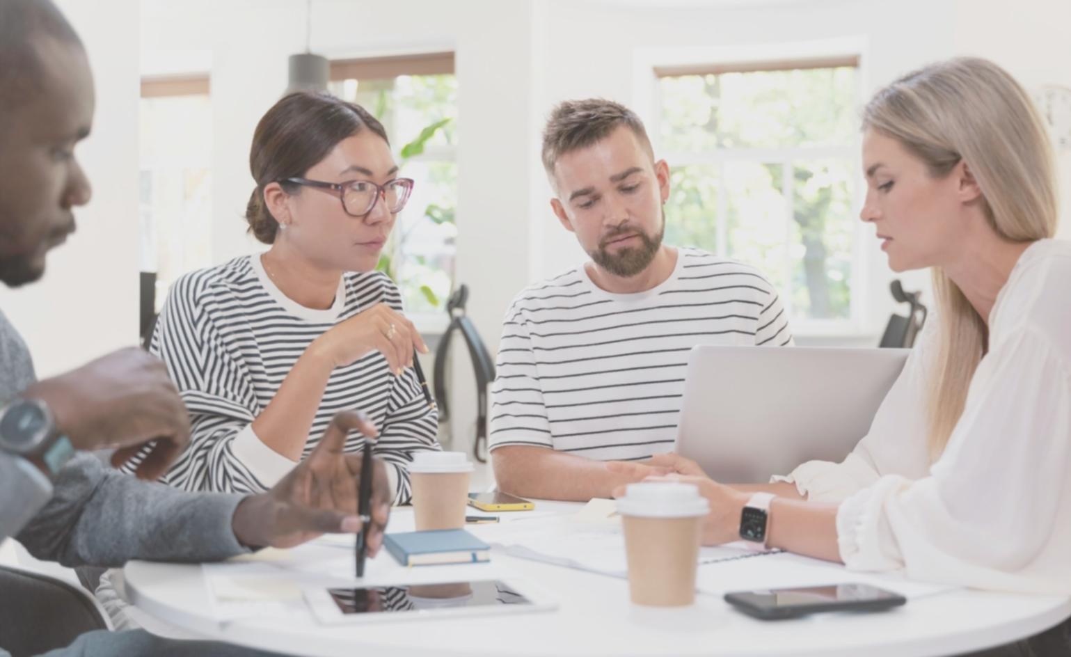 Personne travaillant sereinement sur ses finances avec une approche réfléchie
